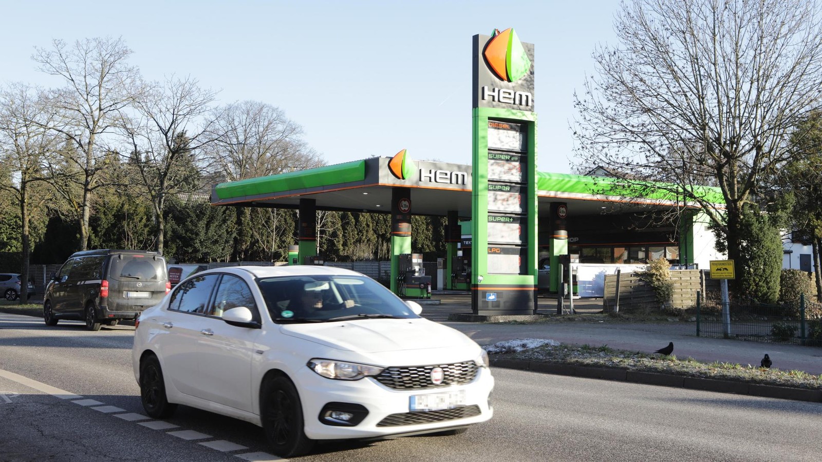 Wasser-im-E10-bei-HEM-in-Norderstedt-Schon-zehn-Autos-mit-Motorsch-den