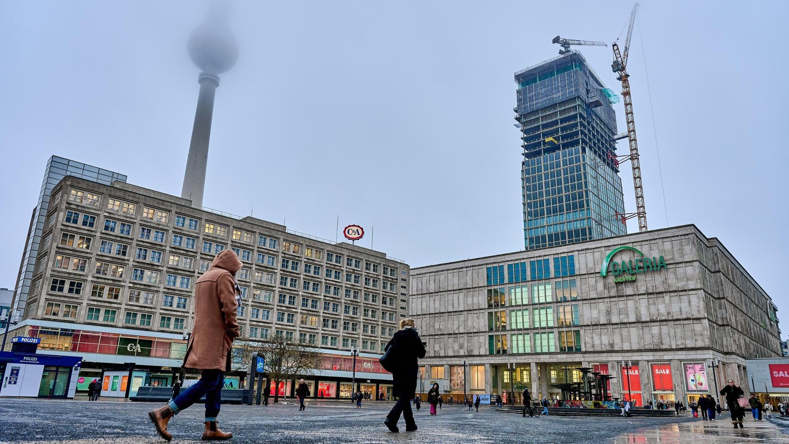 Junge-M-nner-klettern-auf-Baukran-am-Alexanderplatz-und-filmen-sich-dabei