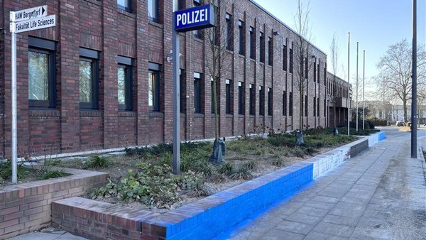 Besonders dreist: Sprayer beschmieren Polizeiwache in den HSV-Farben