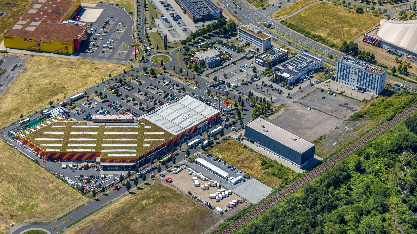 Neben-dem-Centro-Oberhausen-Indoor-Rave-startet-im-Baumarkt