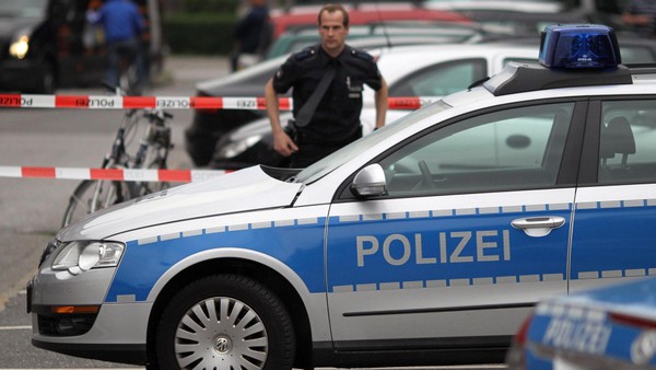 Räuber fesseln Senioren in Keller und rufen Polizei – wer kennt diese Stimmen?