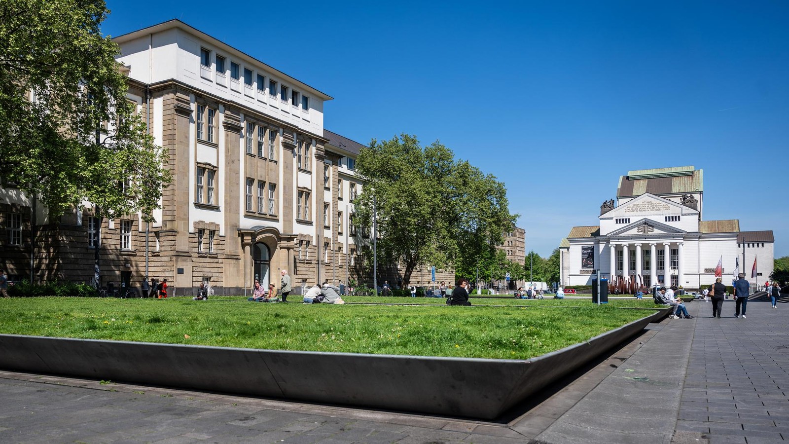 Duisburger-Innenstadt-73-J-hriger-an-Parkhaus-ausgeraubt