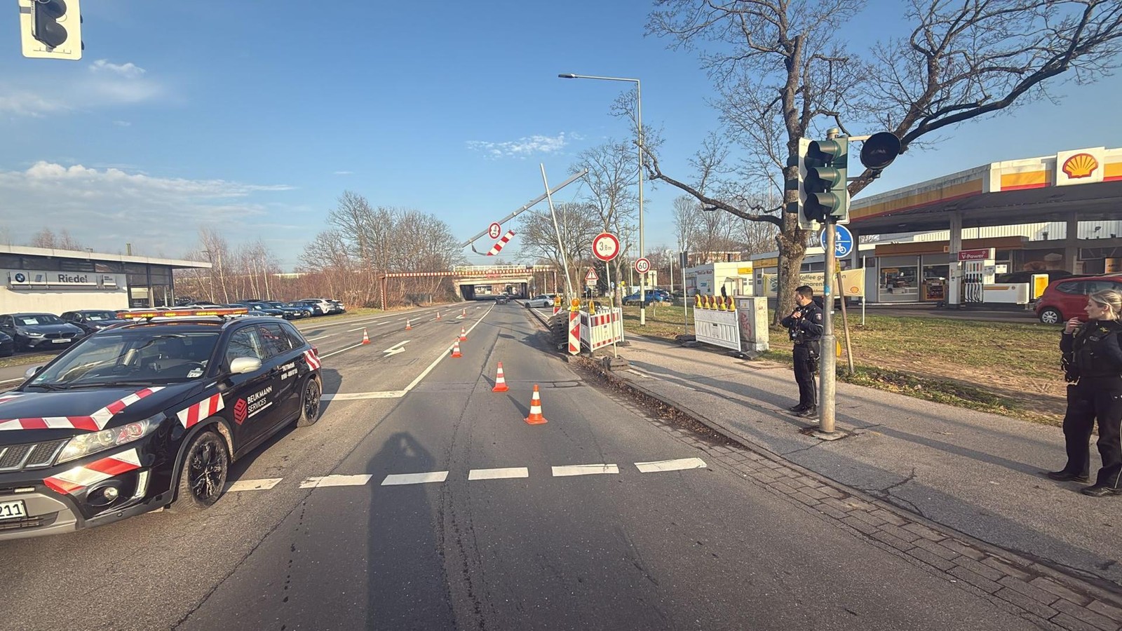 B8-in-Dinslaken-wieder-gesperrt-und-die-Arbeiter-werden-ausgelacht