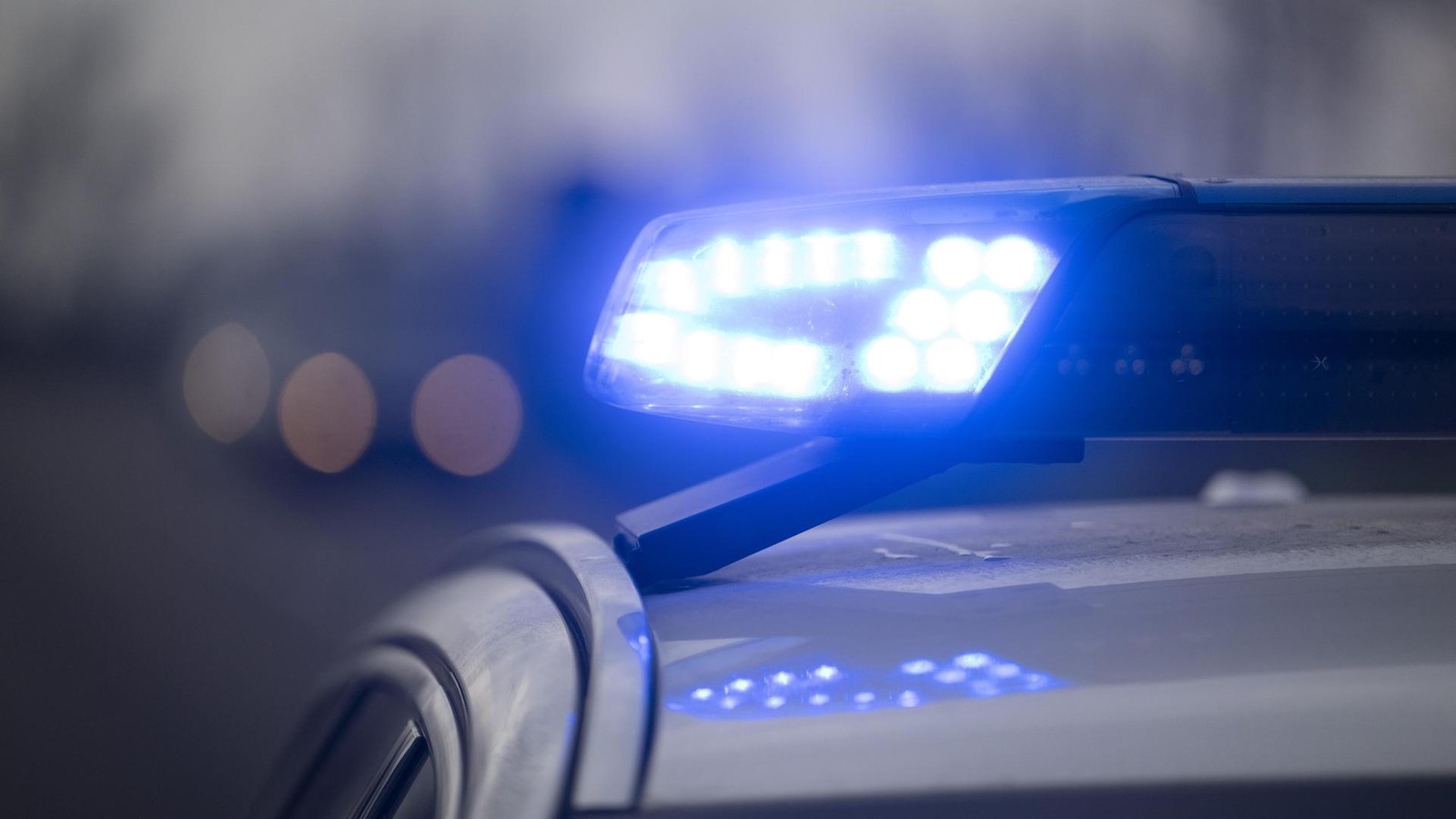 A100-in-Berlin-Autofahrer-schleift-auf-Flucht-Polizisten-zehn-Meter-mit