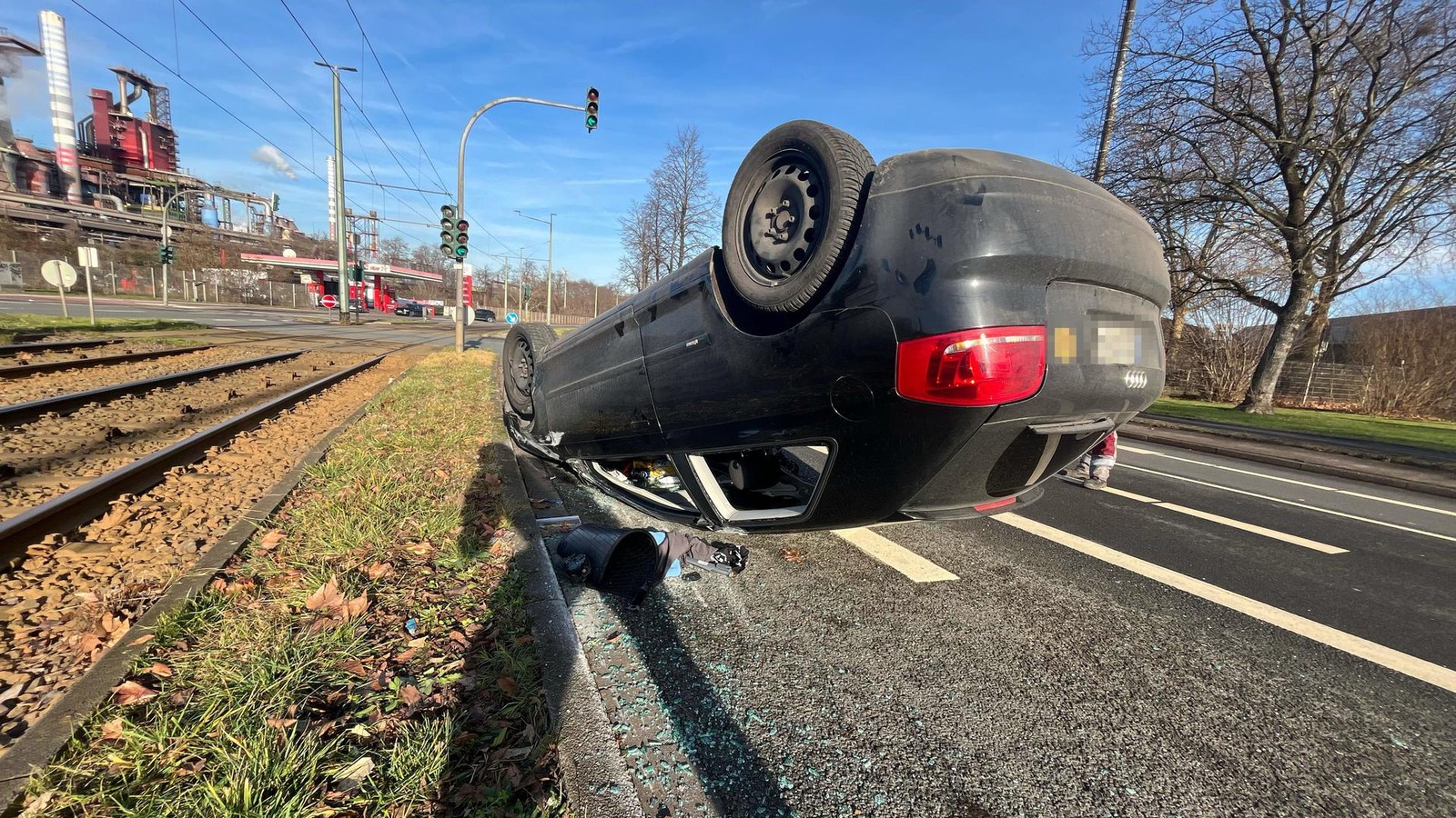 Unfall-an-A42-Abfahrt-Auto-berschl-gt-sich-in-Duisburg