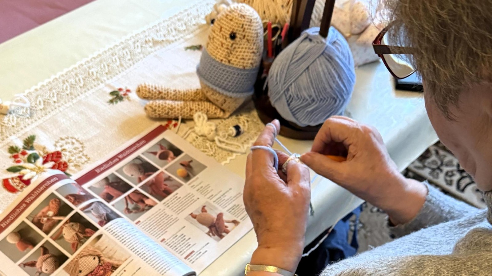 Mit-Wolle-und-ganz-viel-Herz-So-werden-Neugeborene-im-Altenburger-Land-begr-t