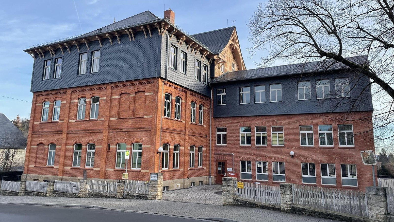 Letzte-Schulen-in-Saalfeld-Rudolstadt-kommen-2026-an-die-Datenautobahn-mit-Ausnahmen