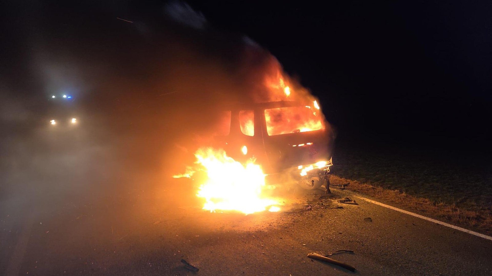 Mercedes-in-Flammen-Bilder-vom-L-scheinsatz-im-Saale-Orla-Kreis