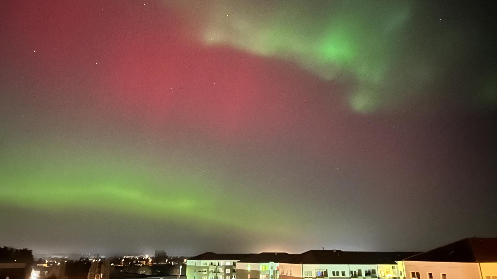 Buntes-Spektakel-Polarlichter-erhellen-den-Nachthimmel-ber-Wolfsburg