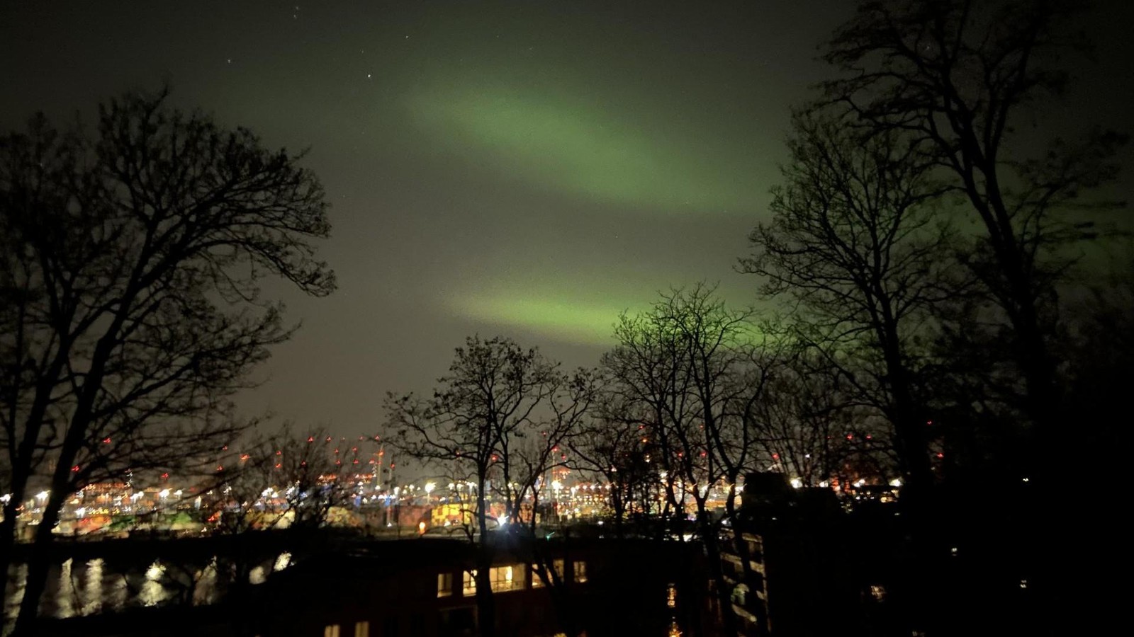 Nordlichter-ber-Hamburg-Buntes-Leuchten-am-Nachthimmel