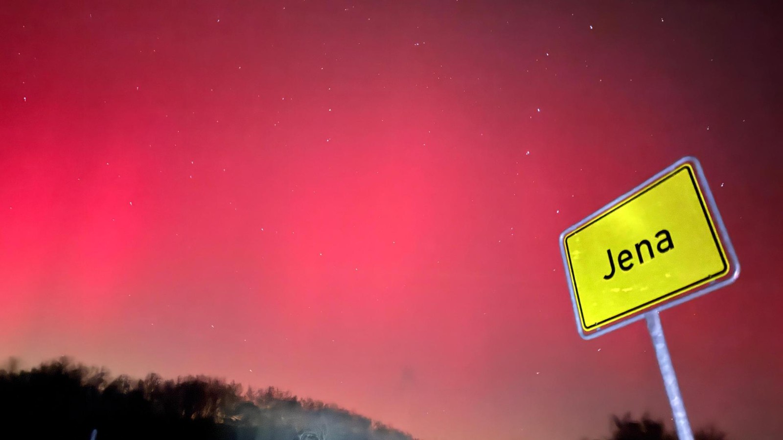 Nordlichter-ber-Jena-Der-Himmel-wurde-rot-und-gr-n