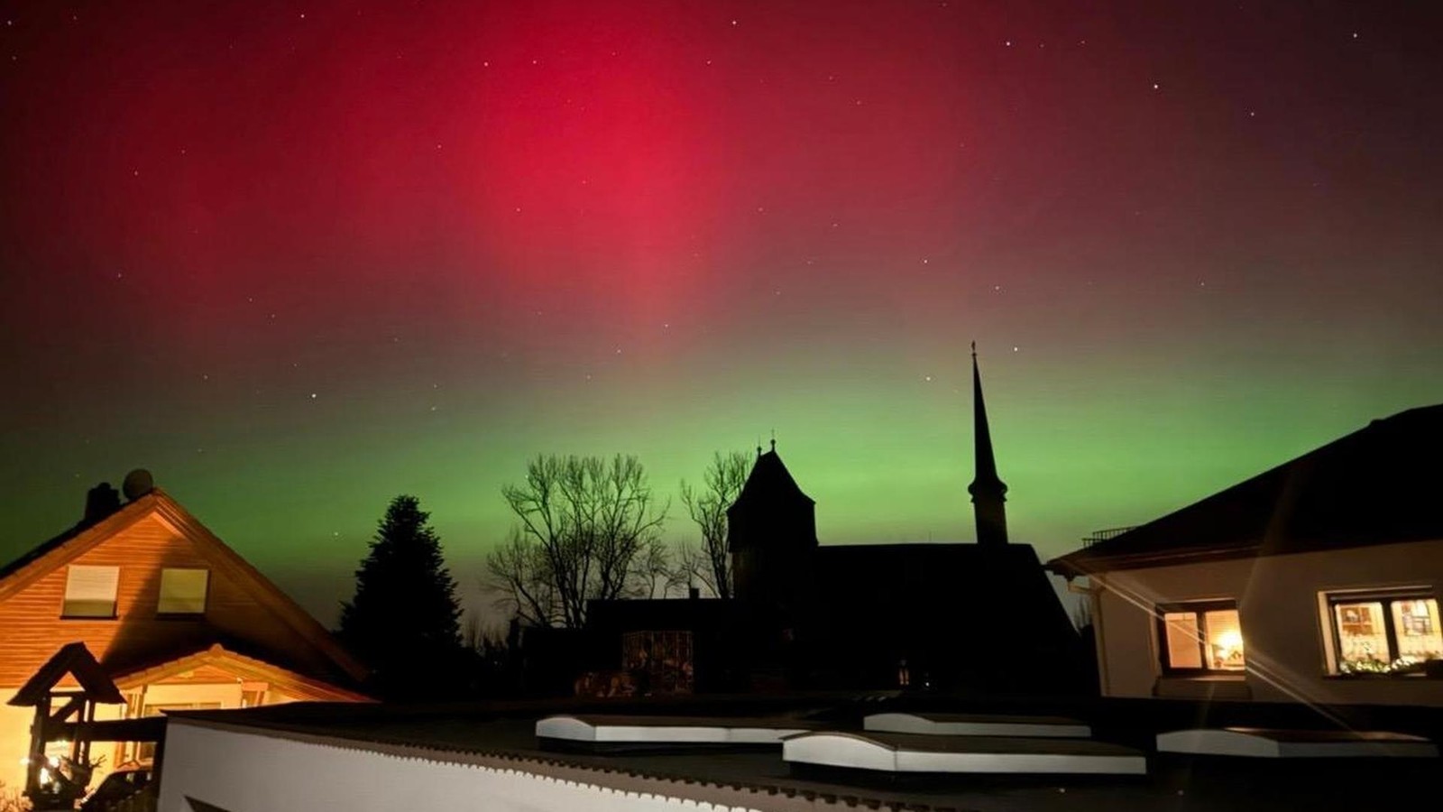 Galaktische-Strahlen-Polarlichter-tanzen-am-Himmel-ber-Kreis-Greiz
