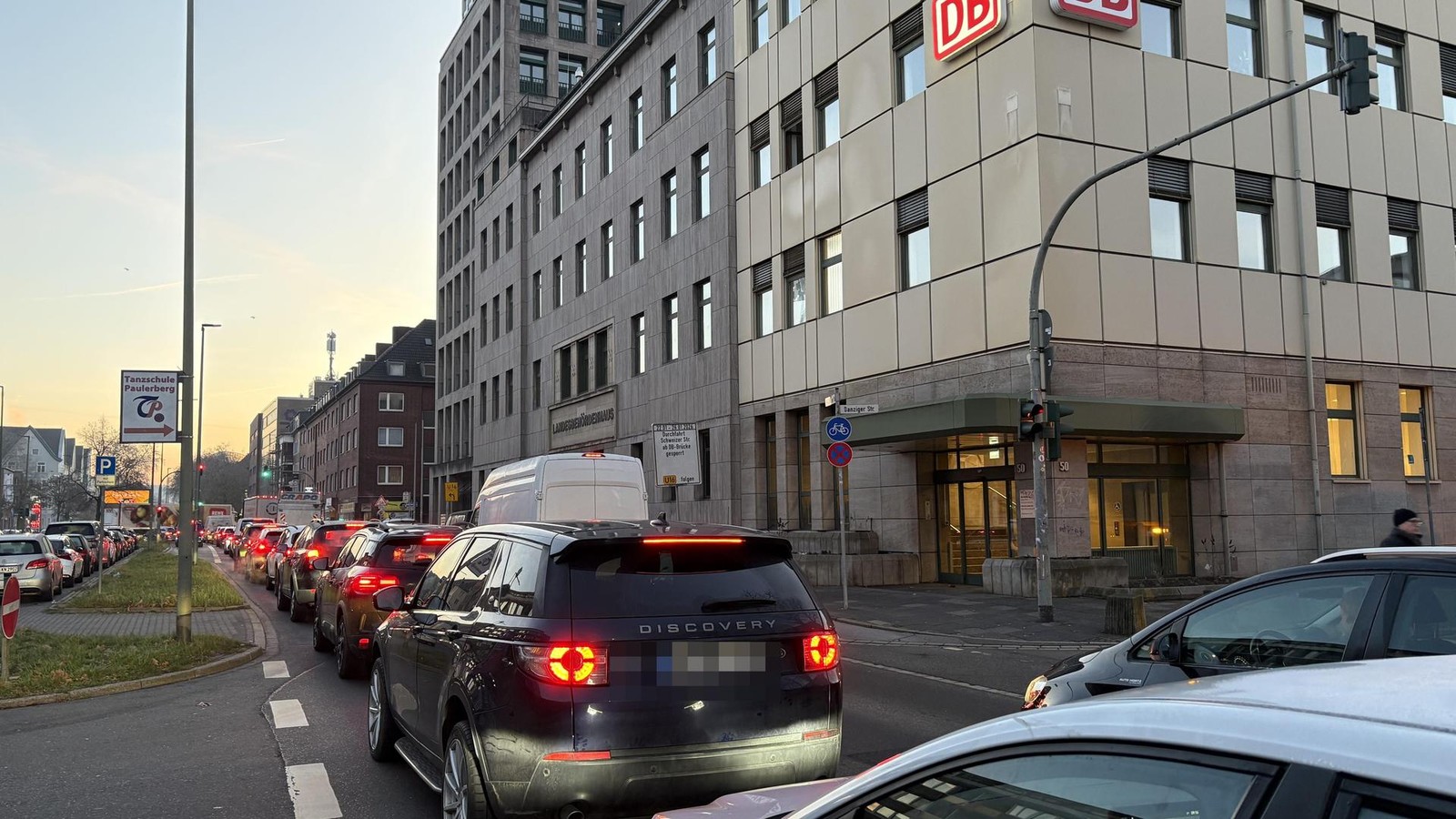 Wegen-A40-Sperrung-Hauptstra-e-in-Duisburg-komplett-verstopft