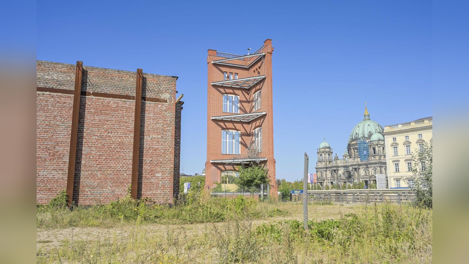 Wiederaufbau-der-Schinkelschen-Bauakademie-erh-lt-originale-Ziegelfassade