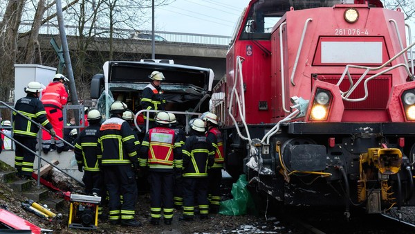 Nach tödlichem Bus-Unfall am Bahnübergang: Polizei bestätigt weitere Vorfälle