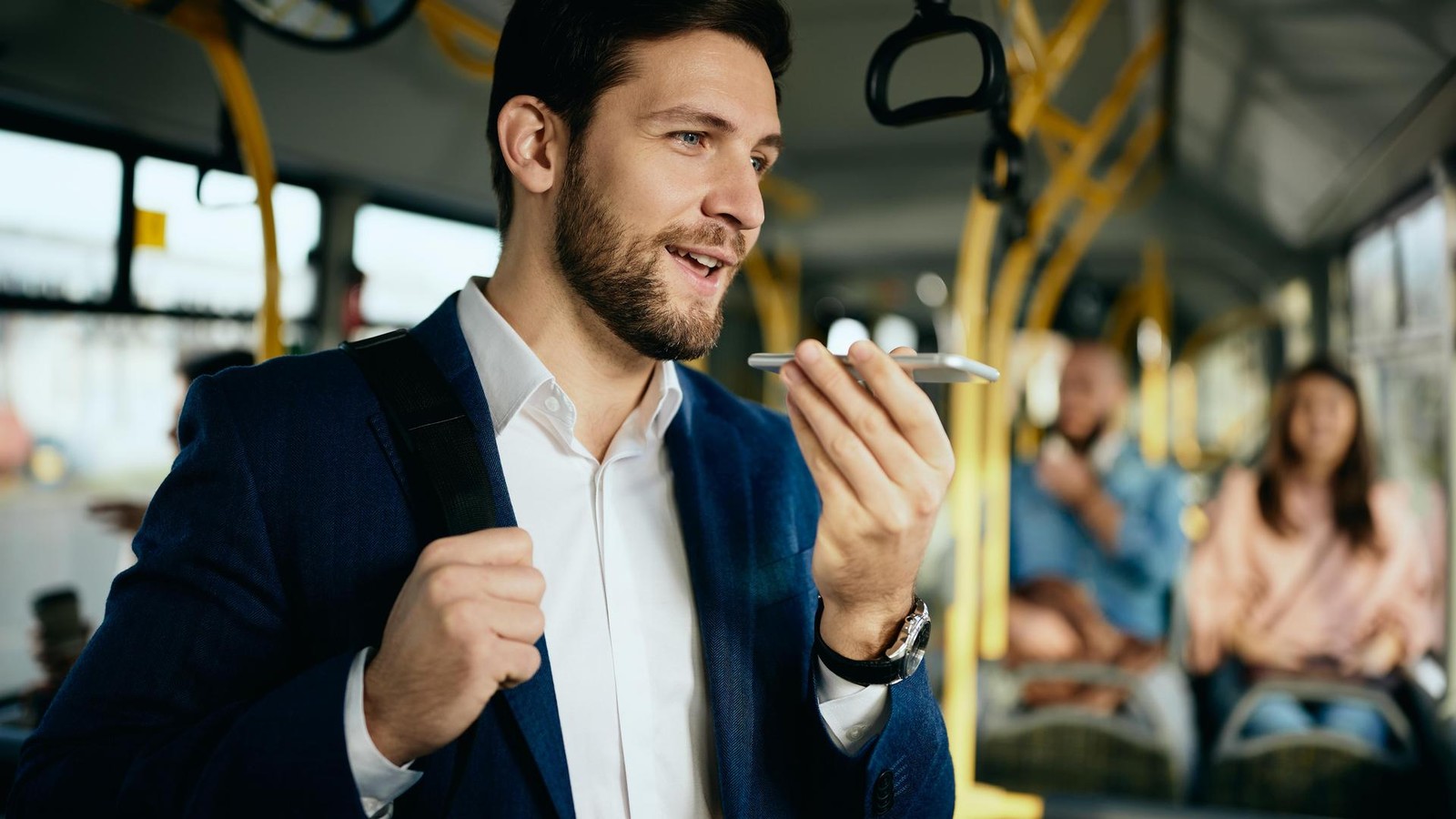 Lautes-Telefonieren-im-Bus-Oberhausener-w-nschen-sich-ein-Verbot