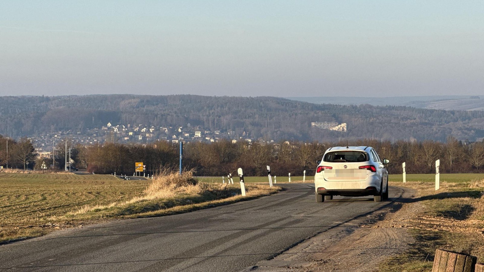 Keine-Unf-lle-kein-Problem-Mit-bis-zu-100-km-h-vorbei-an-kleiner-Geraer-Siedlung