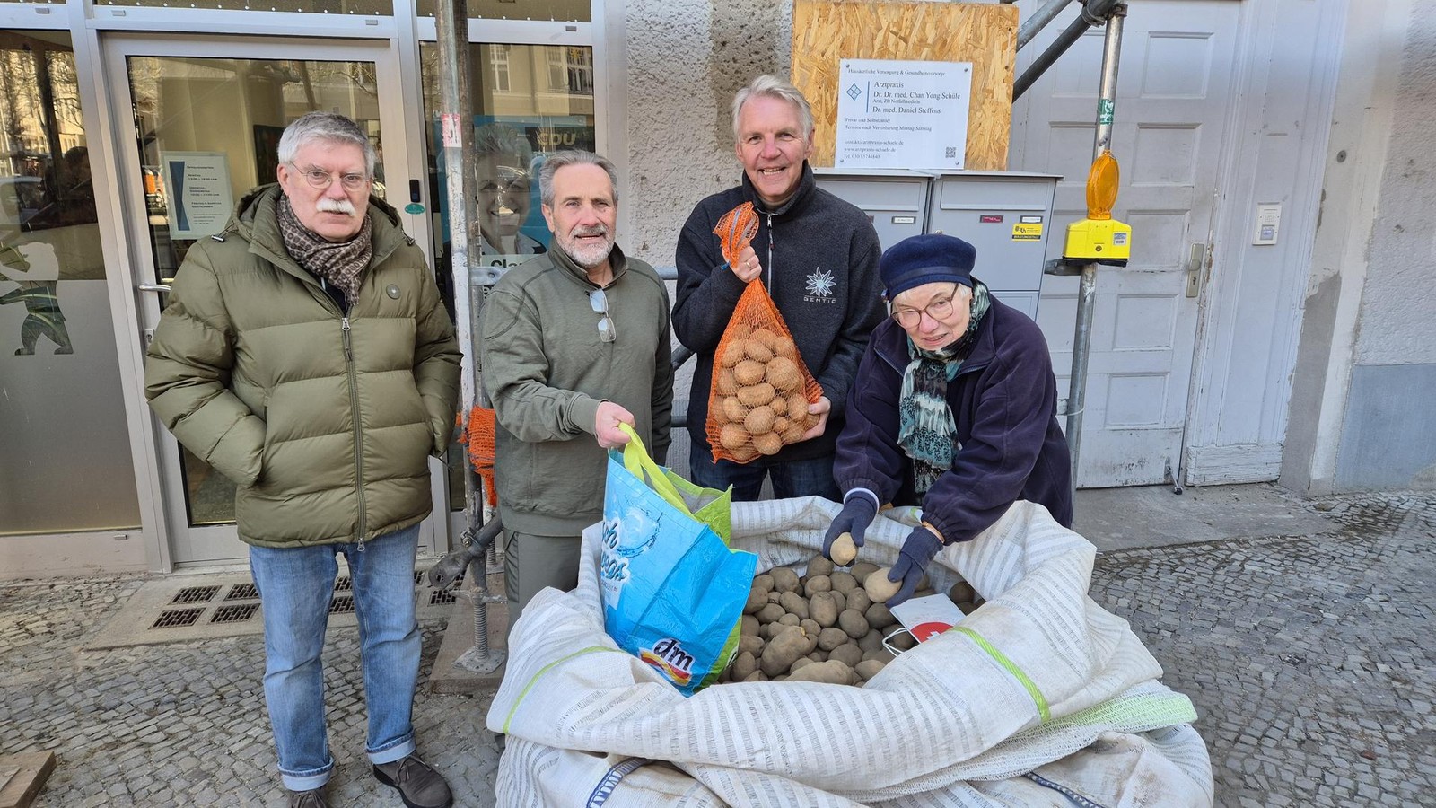 Kartoffelaktion-in-Lichterfelde-In-zwei-Stunden-mehr-als-50-Abnehmer