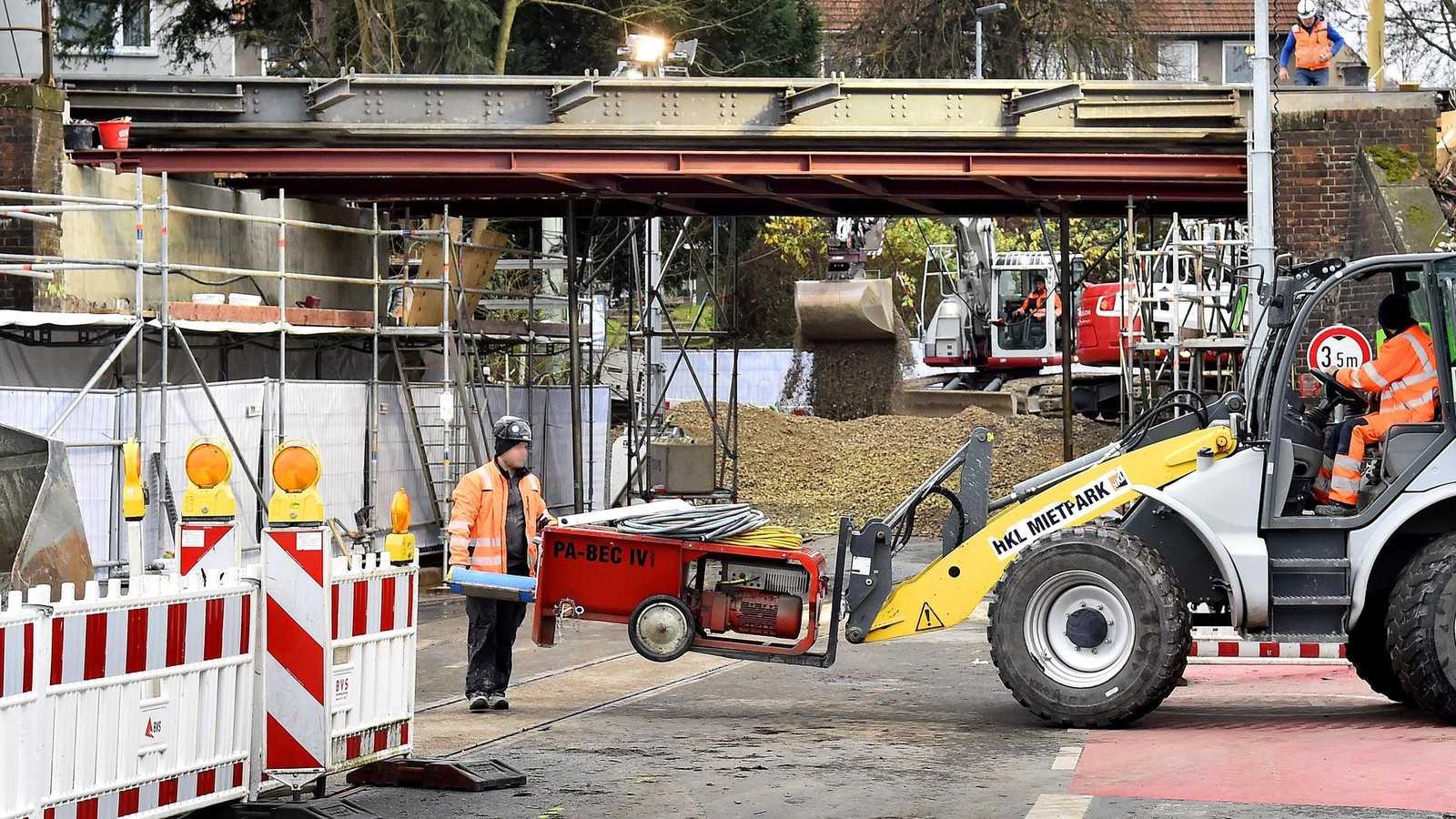 Schlechte-Nachrichten-Sprockh-veler-Stra-e-in-Witten-bleibt-noch-l-nger-gesperrt