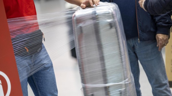 EU-Regelung: Beliebte Kofferverpackung vor dem Aus – Flughäfen reagieren