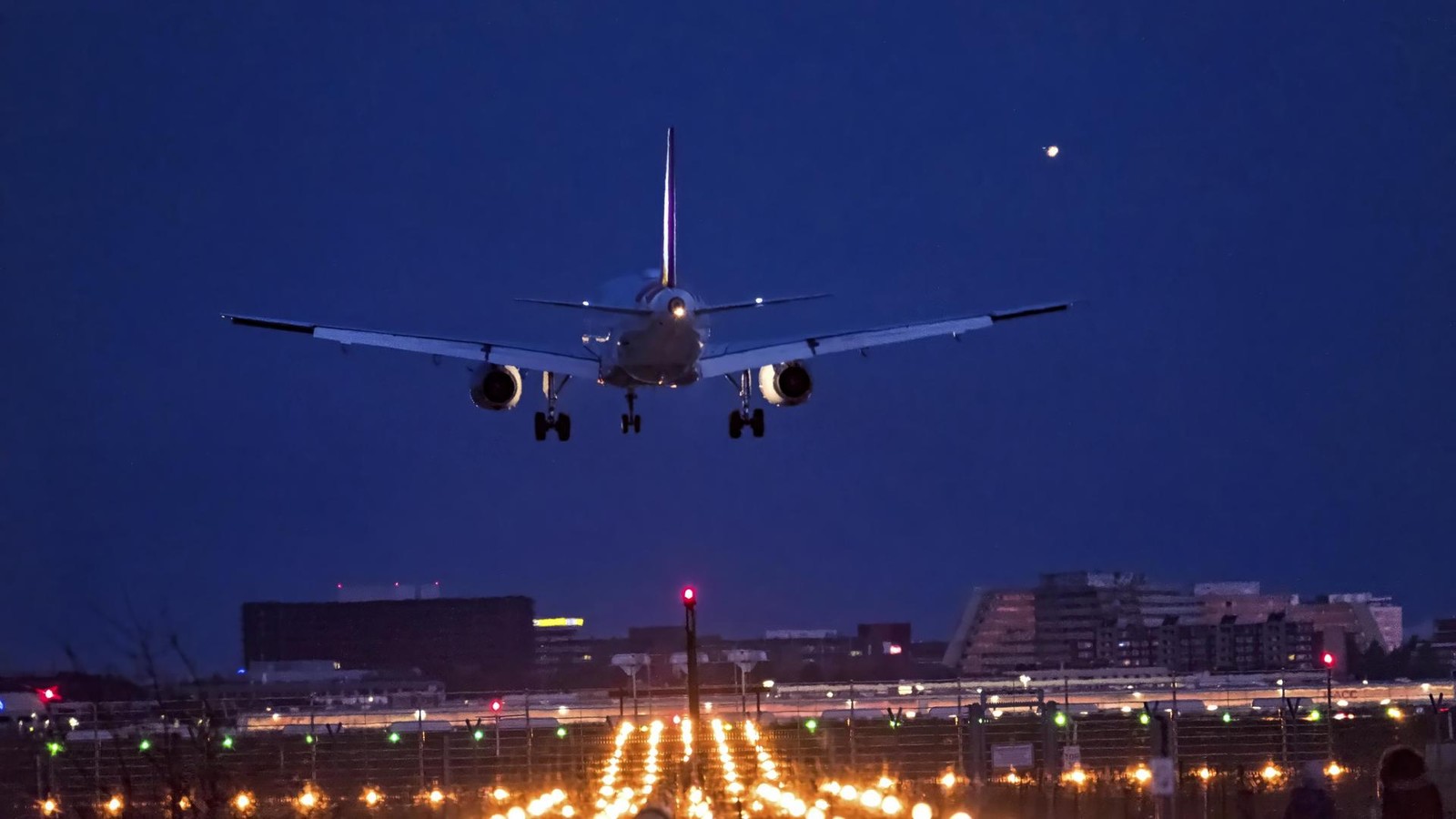 Versp-tungschaos-am-Flughafen-Hamburg-Zahl-der-Nachtfl-ge-sinkt-deutlich
