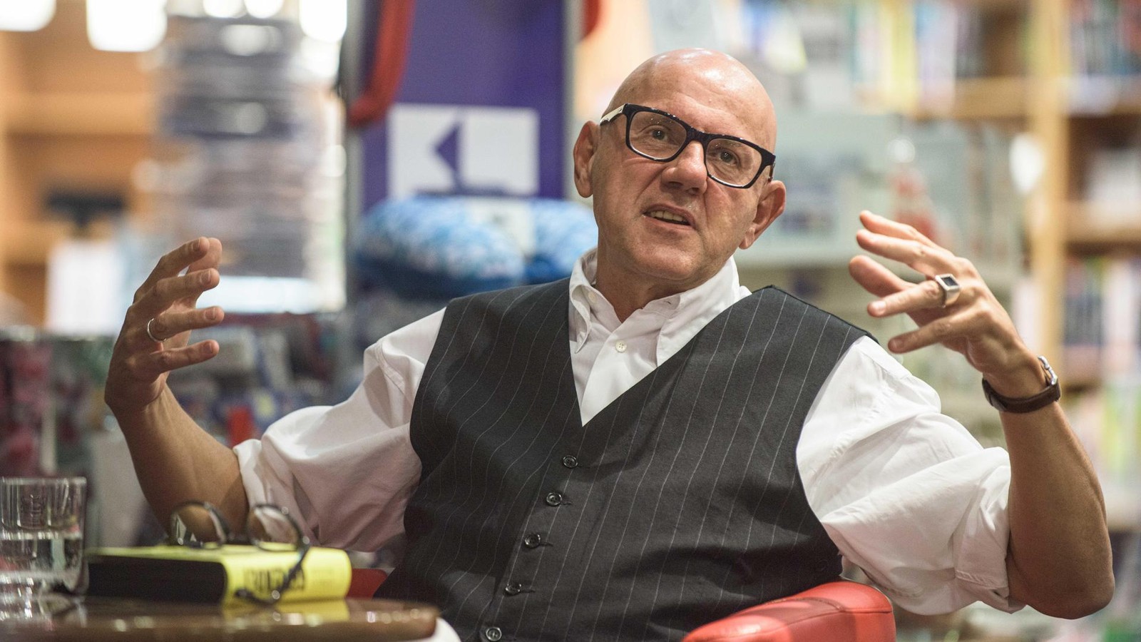 Amtierender-Gro-meister-des-Thrillers-kommt-mit-K-lter-und-Krimipreis-nach-Th-ringen