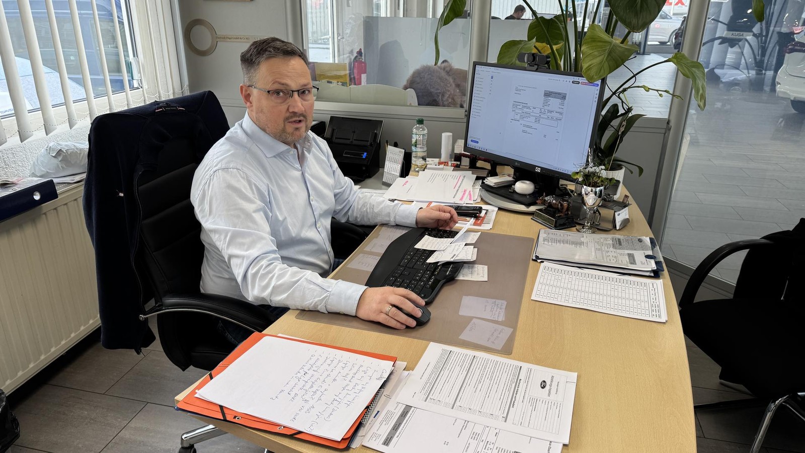 Aus-der-Beamtenlaufbahn-ins-Th-ringer-Autohaus-Vater-und-Sohn-ndern-ihre-Pl-ne-f-r-den-Familienbetrieb