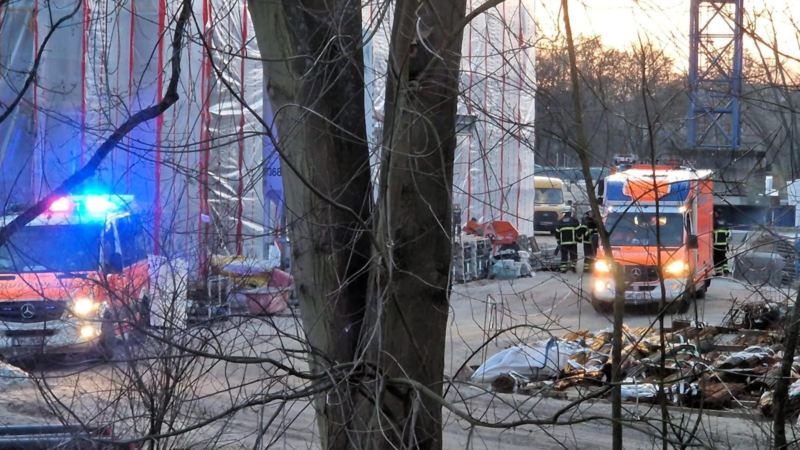 Ger-st-bricht-Bauarbeiter-st-rzt-sechs-Meter-in-die-Tiefe-schwer-verletzt