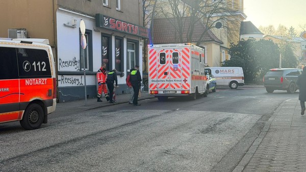 Schwerer Unfall: Mann fährt junger Mutter über die Beine und flüchtet