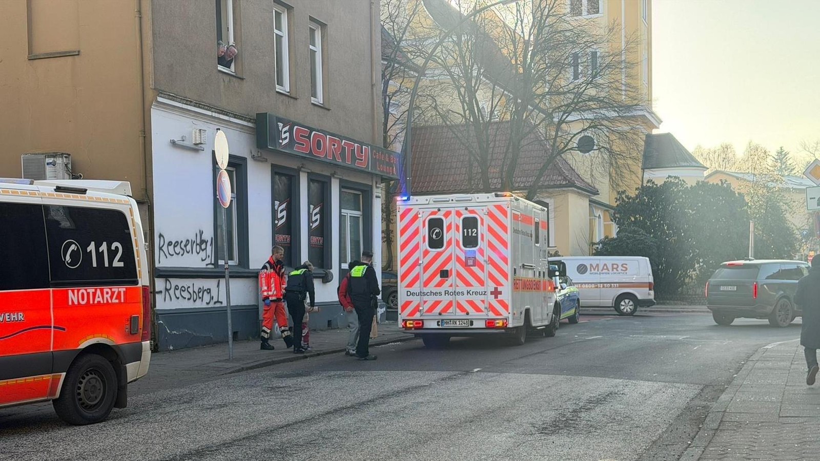 Schwerer-Unfall-Mann-f-hrt-junger-Mutter-ber-die-Beine-und-fl-chtet