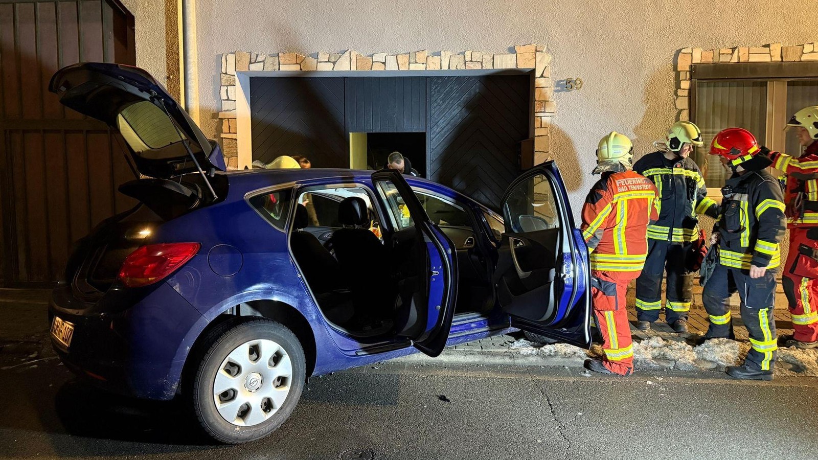 Unstrut-Hainich-Kreis-Schock-beim-Abendessen-Opel-kracht-vor-Wohnhaus