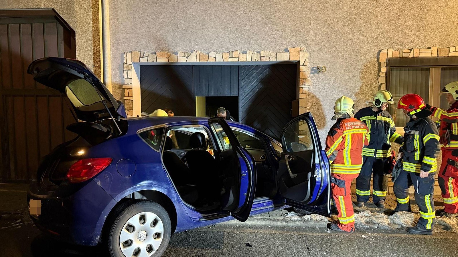 Unstrut-Hainich-Kreis-Schock-beim-Abendessen-Opel-kracht-vor-Wohnhaus