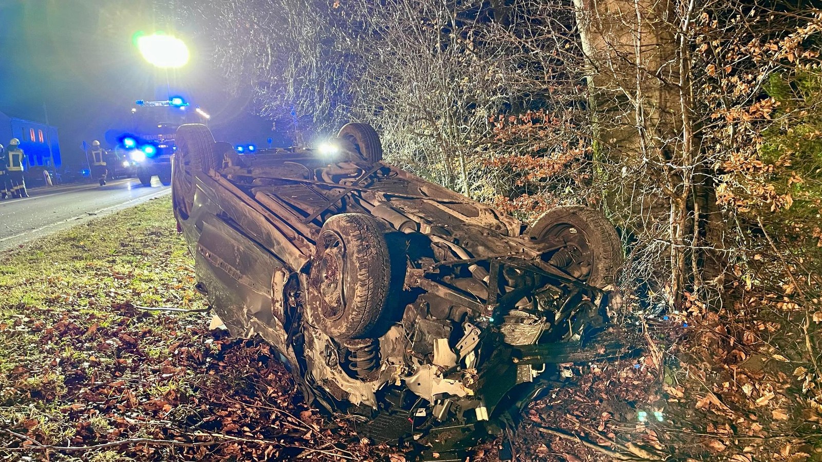 Auto-berschl-gt-sich-Stra-e-muss-komplett-gesperrt-werden