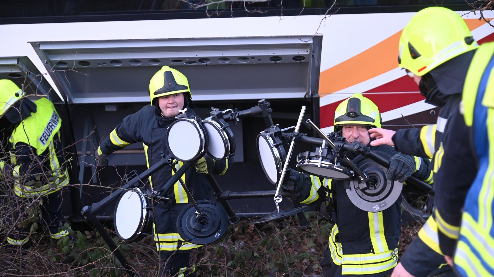 Stadt-im-Saale-Orla-Kreis-unterst-tzt-Feuerwehr-Defibrillatoren-und-einheitliche-Uniformen-f-r-alle-Ortsteile