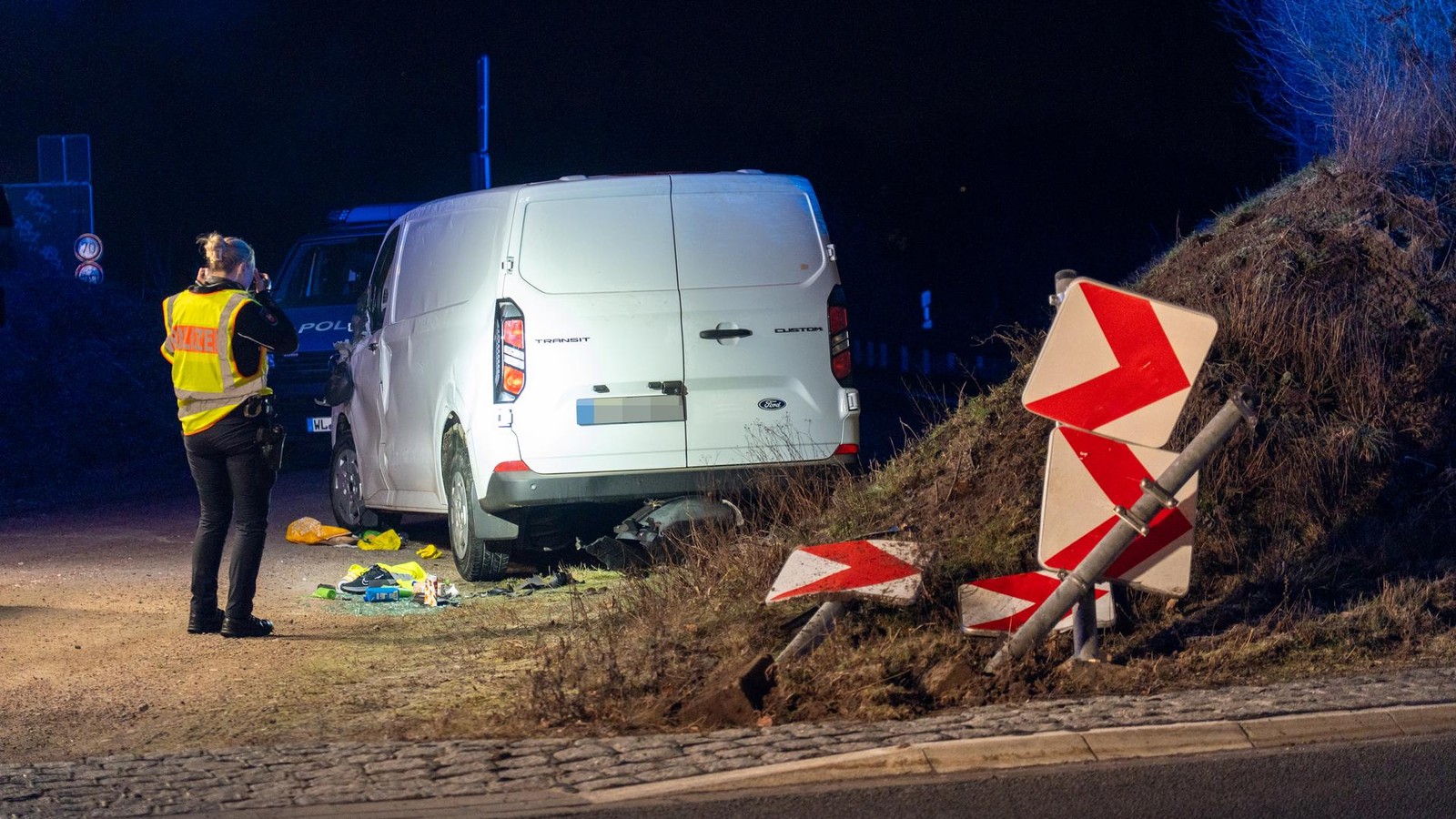 Mann-kracht-in-Kreisel-mit-Kleintransporter-gegen-Erdwall