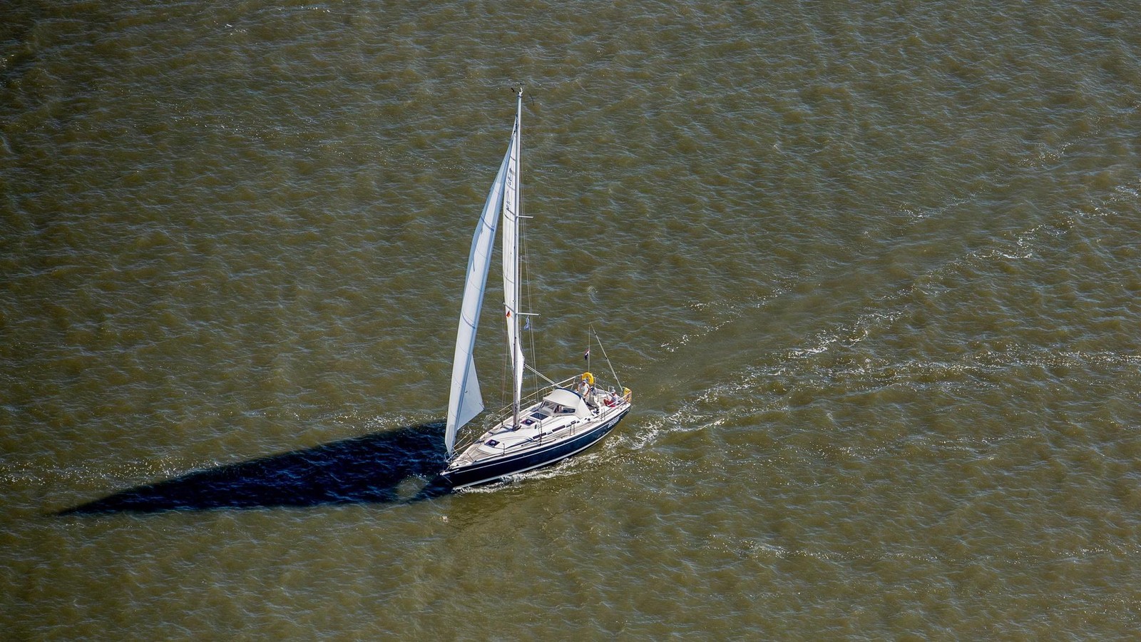Trag-die-im-Atlantik-Crewmitglied-stirbt-bei-Unfall-auf-deutscher-Segelyacht
