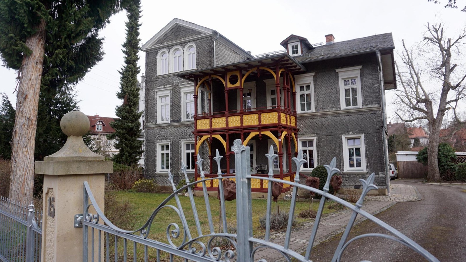 Stolperstein-in-Bad-Blankenburg-wohl-durch-R-umfahrzeug-besch-digt