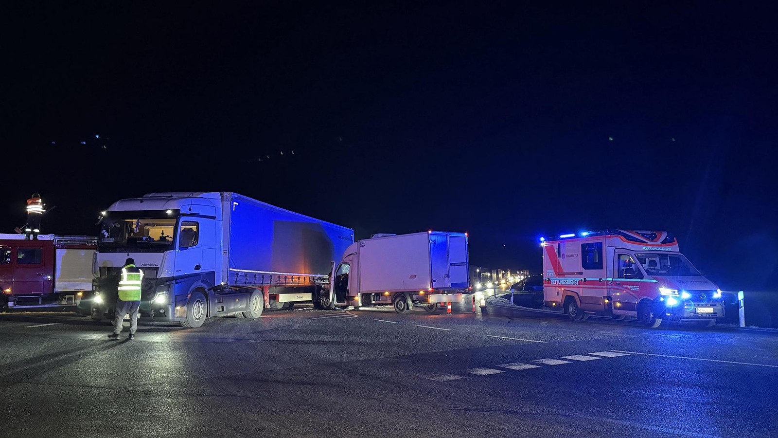 Bilder-vom-Unfall-Transporter-kracht-im-Kreis-Nordhausen-in-Lkw