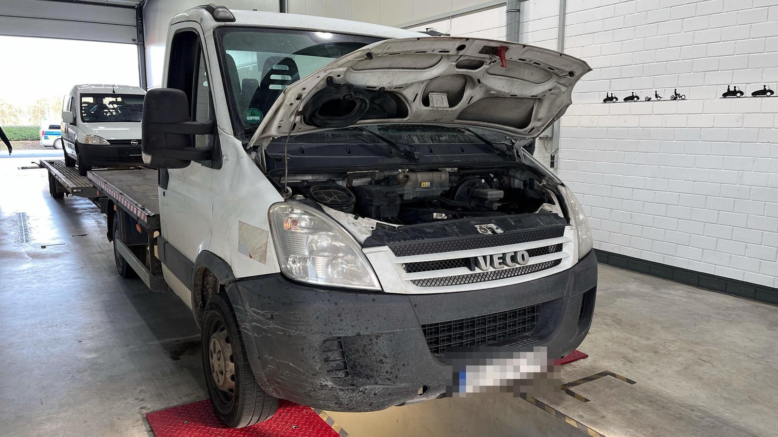 Verkehrsunsicherer-Autotransporter-mit-56-M-ngeln-von-Polizei-stillgelegt