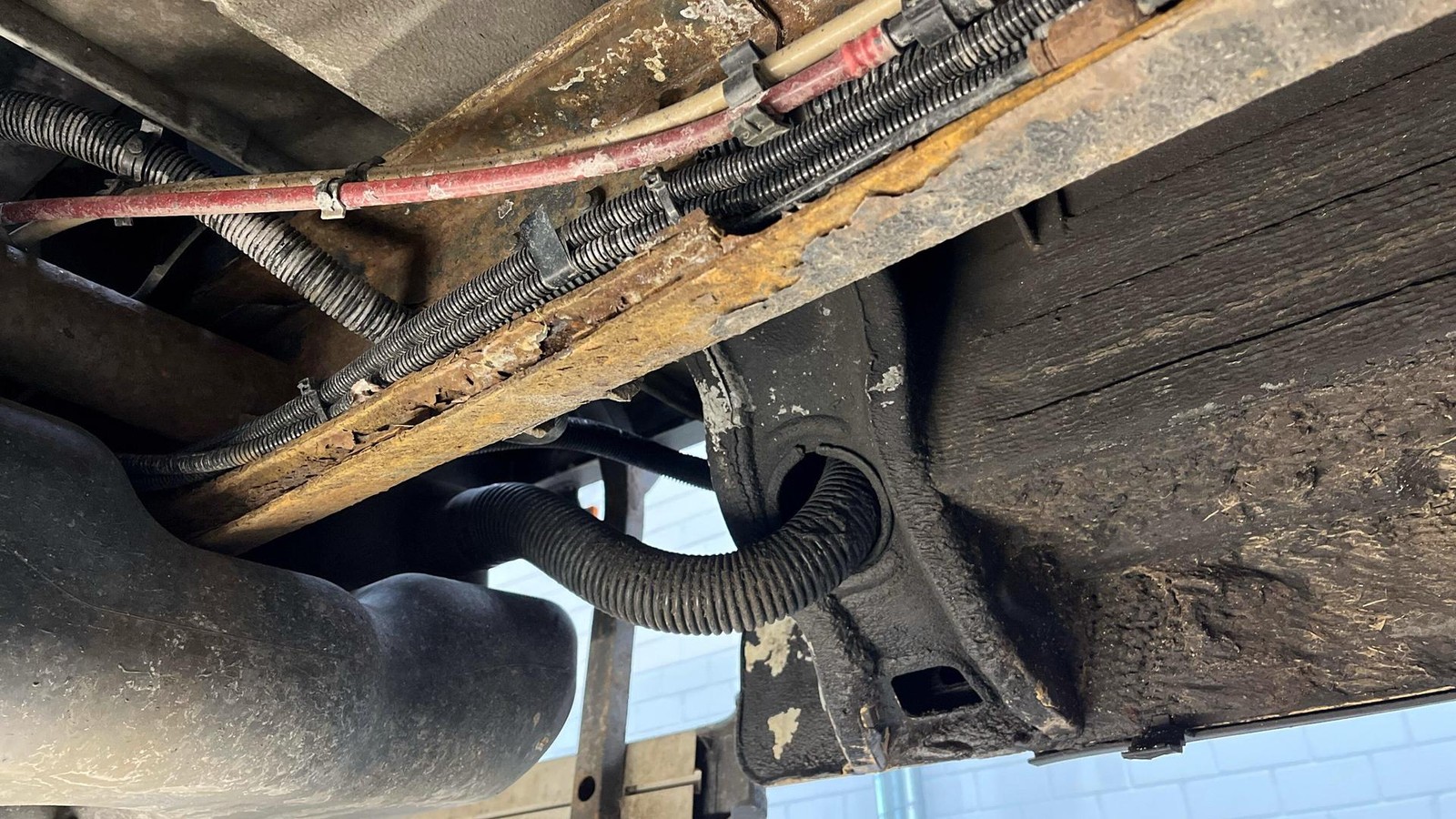 Anh-nger-fehlte-Rad-alles-durchgerostet-Polizei-stoppt-Transporter-Wrack-an-A3