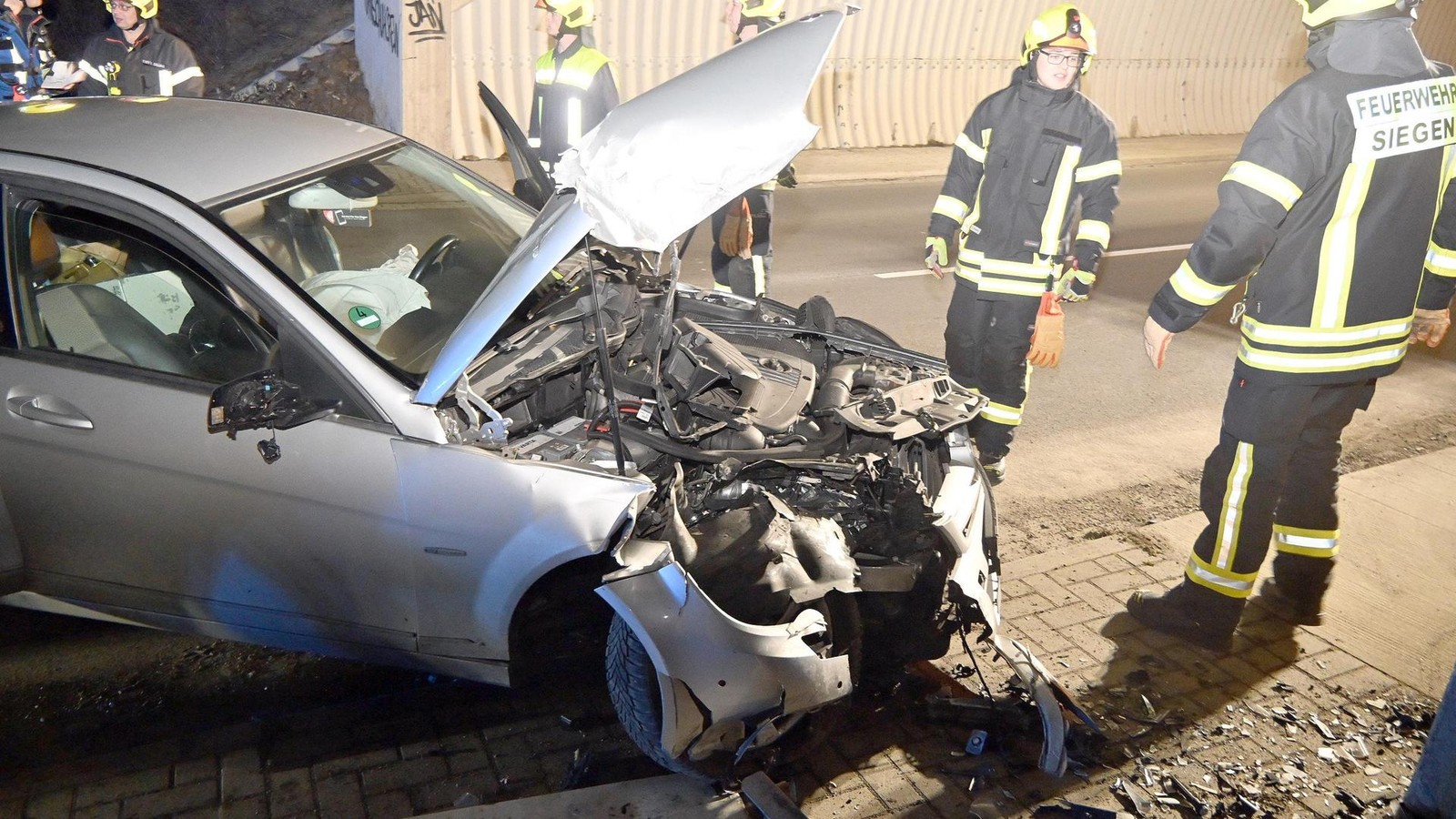 Siegen-Frau-25-steuert-Mercedes-gegen-Tunnelwand-zwei-Menschen-verletzt