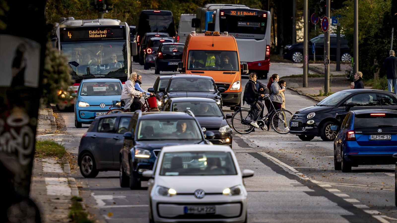 Gut-vier-Tage-im-Stau-Autofahrer-verlieren-in-Hamburg-immer-mehr-Zeit