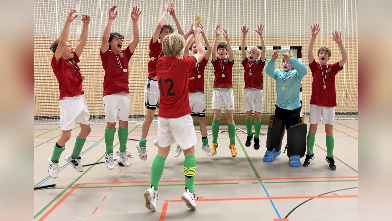 Nervenschlacht-im-Final-Four-Hockey-Jungs-stehen-mit-dem-R-cken-zur-Wand