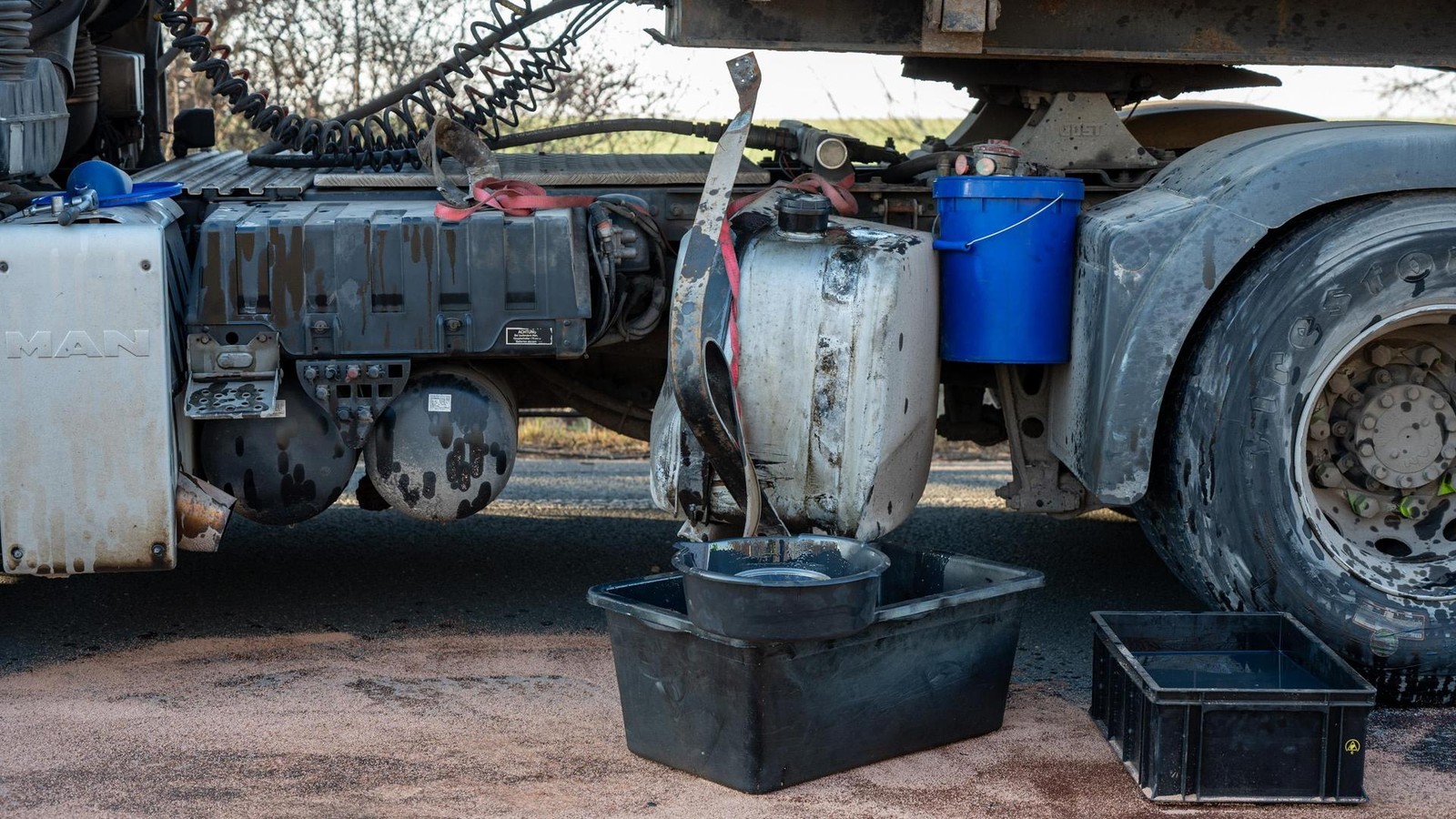 Bei-schwerem-Unfall-im-Weimarer-Land-laufen-Hunderte-Liter-l-aus