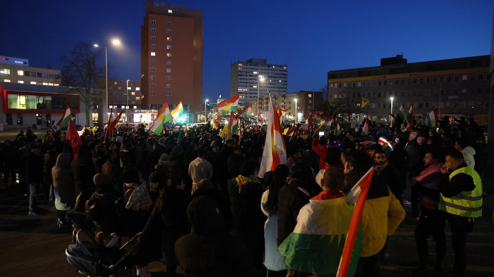 Emotionale-Demonstration-in-Salzgitter-Hunderte-skandieren-vor-dem-Rathaus
