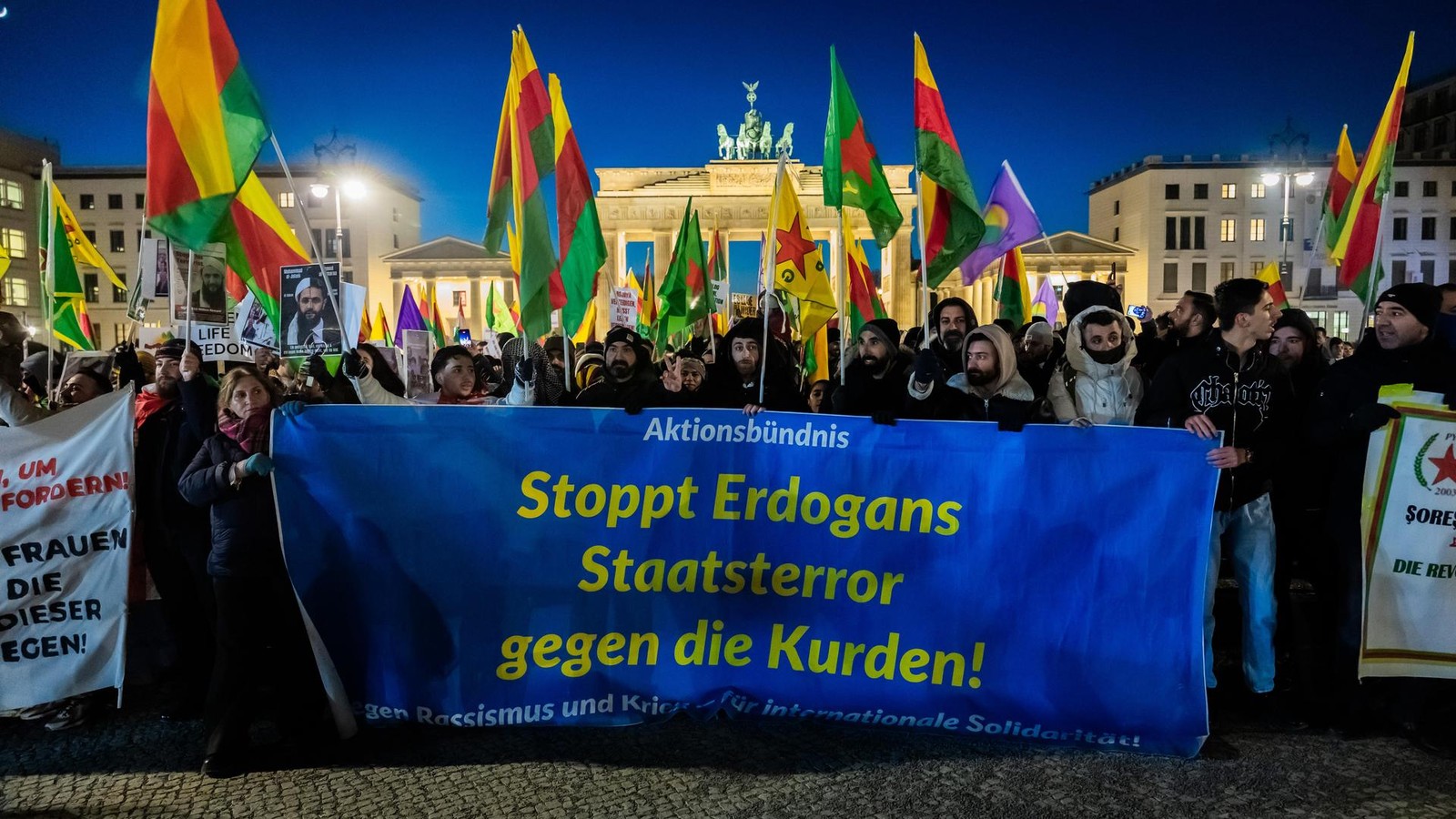 Machtkampf-in-Syrien-Pro-kurdische-Demonstranten-ziehen-durch-Berlin