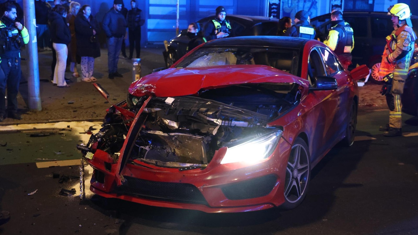 Kontrolle-verloren-Unfall-mit-hoch-motorisiertem-Auto-in-Mitte