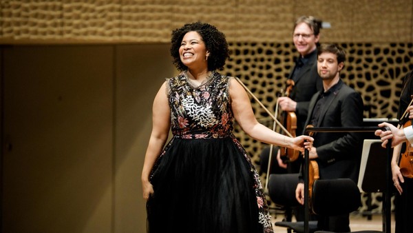 Knapp daneben in der Elbphilharmonie: Mozart-Durcheinander mit Golda Schultz