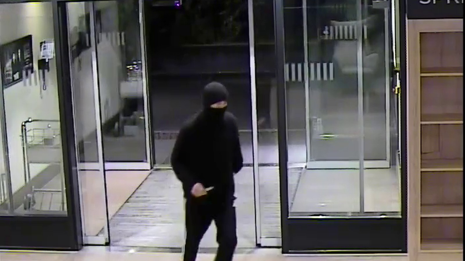 Video veröffentlicht: Hotel in Berlin überfallen – Wer kennt diesen Mann? Video veröffentlicht: Hotel in Berlin überfallen – Wer kennt diesen Mann?