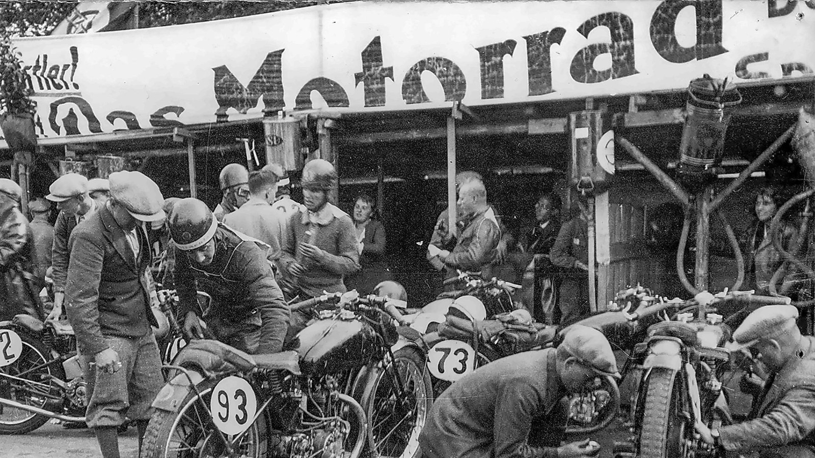 Motorsport-Fan-erschleicht-sich-mit-einem-dreckigen-Taschentuch-den-Einlass